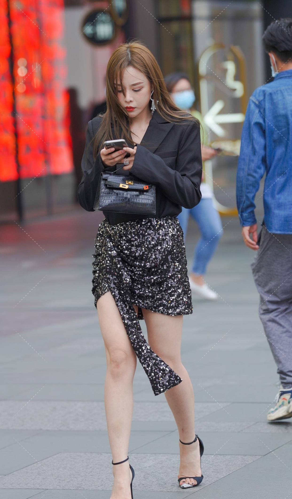 西装|西装+半身裙，适合30岁女人的职场穿搭，简单优雅又高级