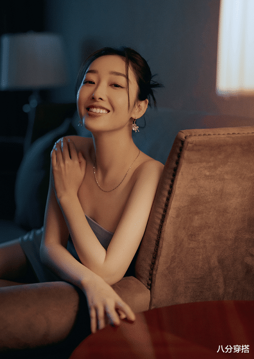 八分穿搭|蒋梦婕又美出了新高度，穿蓝色抹胸连衣裙成熟优雅，高级洋气