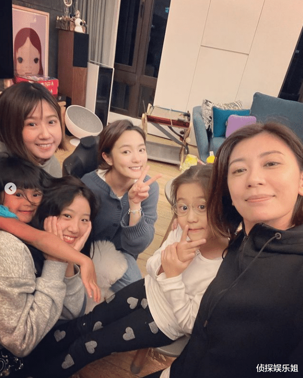 贾静雯|贾静雯晒家庭聚会照，47岁一点不显老，三个女儿全遗传妈妈高颜值