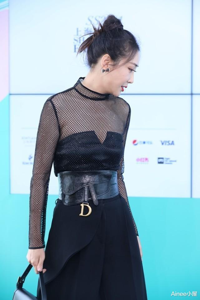 杜若溪|杜若溪和老公自拍好恩爱，穿芭比粉开叉裙，好身材包裹不住