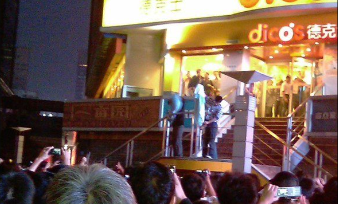 汉服资讯古装文化|看过西安地铁事件后，我想起了十年前闹市中被逼脱汉服的女生....