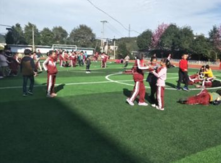 青海新闻联播 3岁女孩走丢,两位男生举动太暖心,网友:你们穿校服的样子真帅