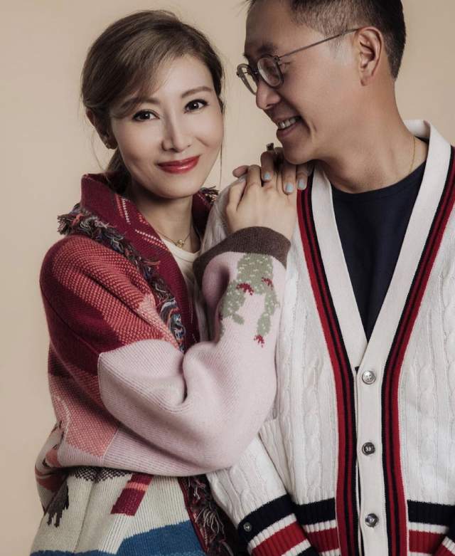 许晋亨|李嘉欣富豪老公被曝身体抱恙！拄拐杖步履蹒跚，独自求医身影孤单