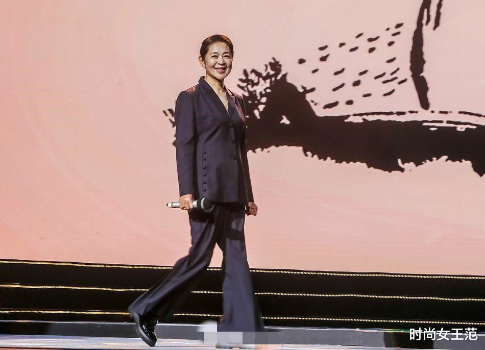 倪萍|倪萍62岁还减肥？身材干瘪比杨紫还瘦，已经不像个老年人了！