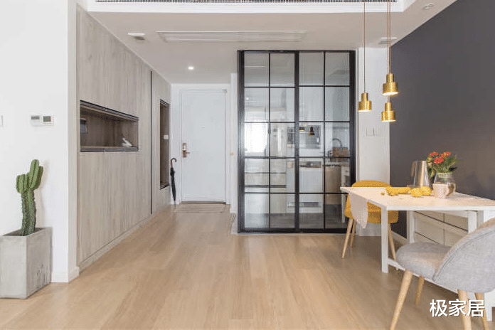 84平的小户型，用极简和纯白装饰空间，满足年轻人的需求