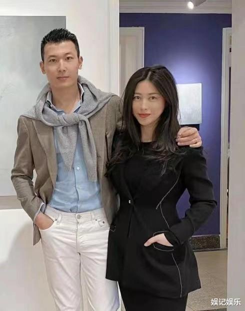 朱珠|朱珠坐月子期间外出，跟老公一起溜娃，女儿躺在婴儿车里晒太阳