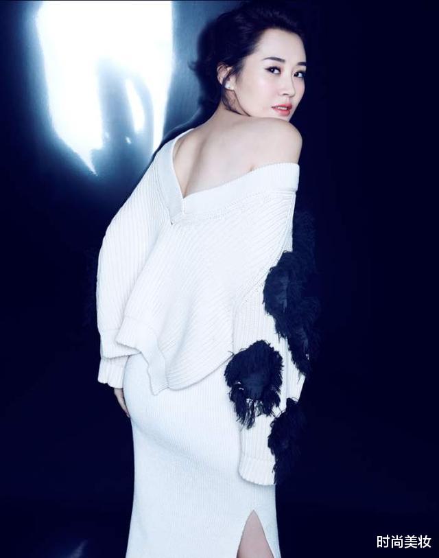 时尚美妆|许晴很有少女感，腿部皮肤白嫩有光泽，真会保养