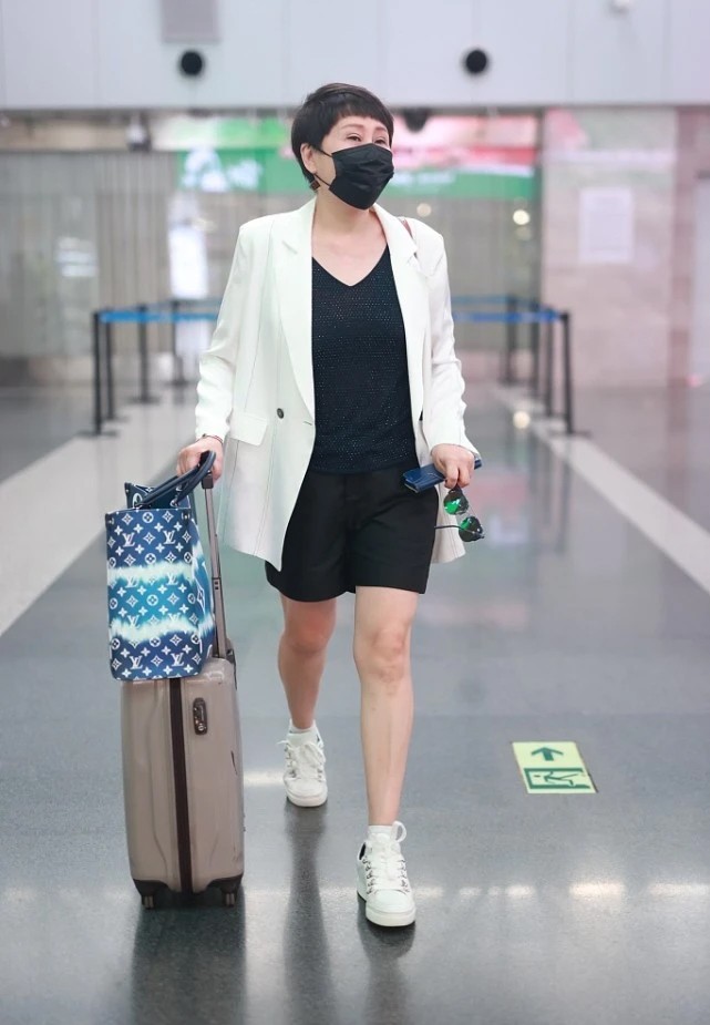 大表姐的时尚圈|59岁张凯丽拒绝“大妈风”，上长下短搭配很时髦，这状态太好了