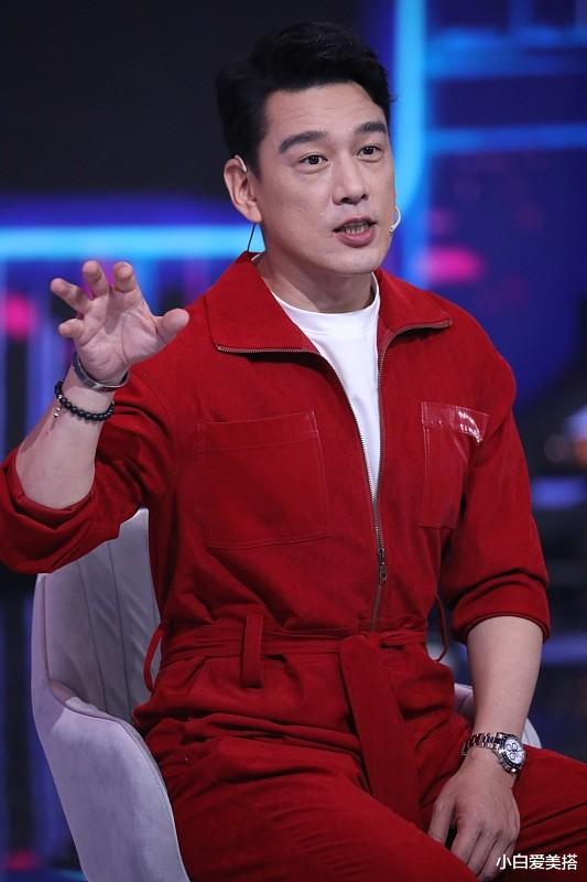 小白爱美搭|年近50 的“霸总”王耀庆时尚感不减，穿连体衣配白T，看着挺有型