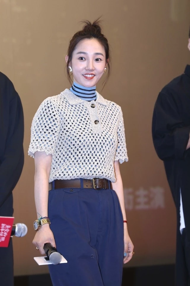 大表姐的时尚圈|白百合这搭配很惊艳，渔网衫+七分裤打造文艺范， 扎丸子头够可爱