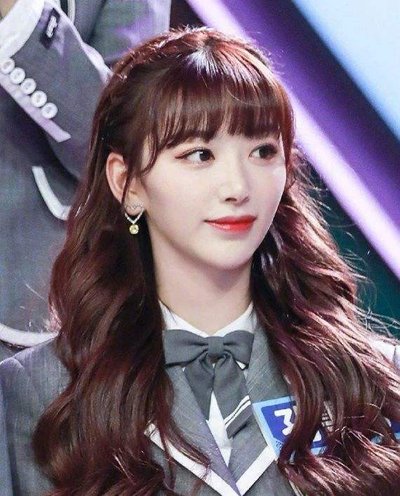 走光|女团成员穿着暴露引争议，裙摆太短容易走光，粉丝表示很心疼