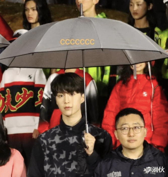 潘长江|景甜范丞丞不顾旁边淋雨小孩，打伞合影被批，应该学学身旁释小龙