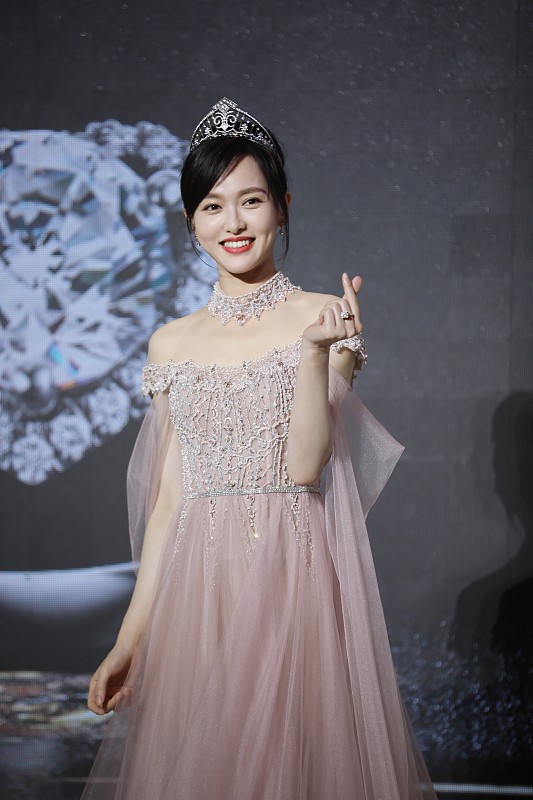 唐嫣|唐嫣越来越像个公主了，纱裙太像公主裙了，配上皇冠更甜