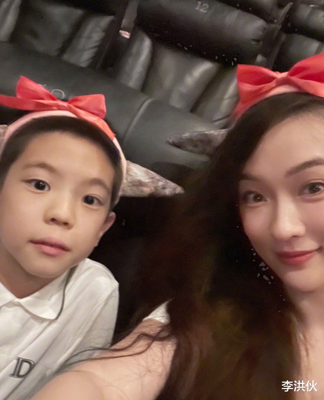 霍思燕才是隐形富婆，用顶奢包包装名贵小狗，开私人飞机自驾游