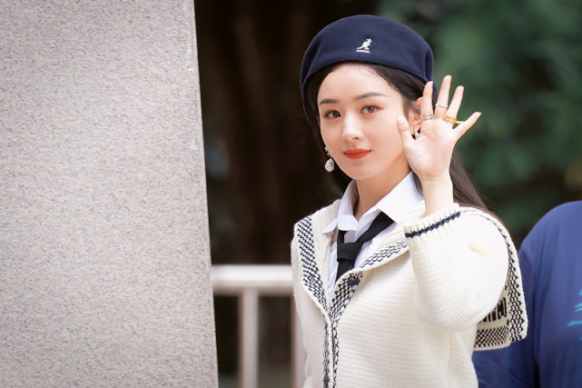 赵丽颖|赵丽颖似回18岁，穿白色针织衫搭百褶裙，越看越可爱呢！