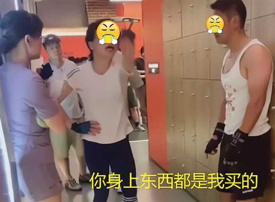  大妈怒扇男私教，怒斥几十万养了白眼狼，男私教：妻子癌症需要钱