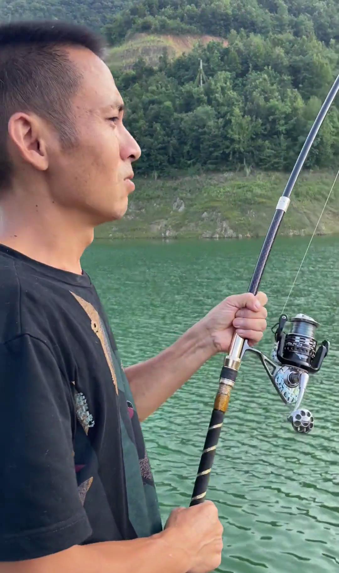 安顺 安顺男子遭遇“大河鱼王”，男子：溜了40分钟还不晓得是什么鱼