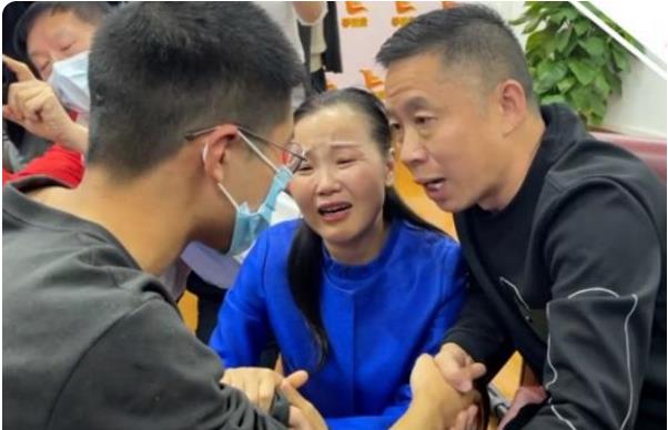 郭麒麟|孙卓初中时期旧照流出，意外撞脸“郭麒麟”，网友：女儿介绍给你