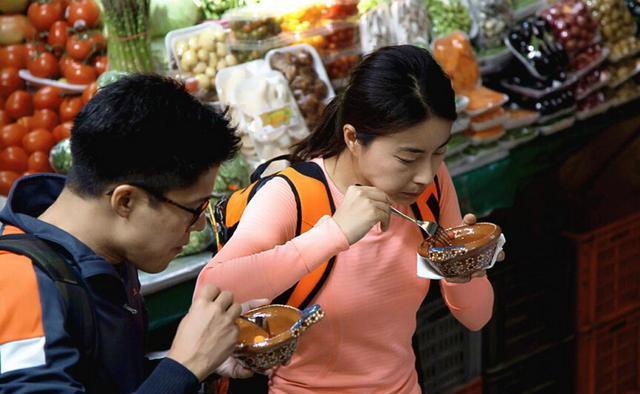 王一博|霍启刚一家晚餐照，打破人们的“豪门”认知，网友：和我家差不多
