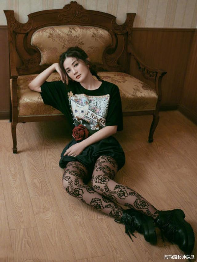 时尚搭配师瓜瓜|39岁阿Sa最新写真,T恤配黑丝玩下衣失踪,看着跟20岁时一点没变