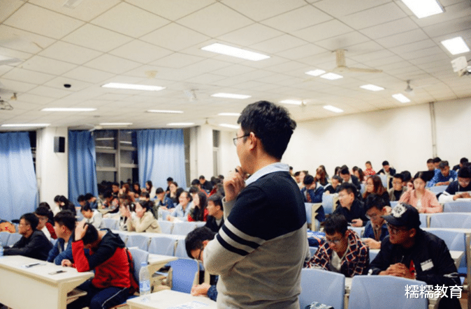 教师|大学招聘辅导员，985博士抢着当，网友看到工资后恍然大悟