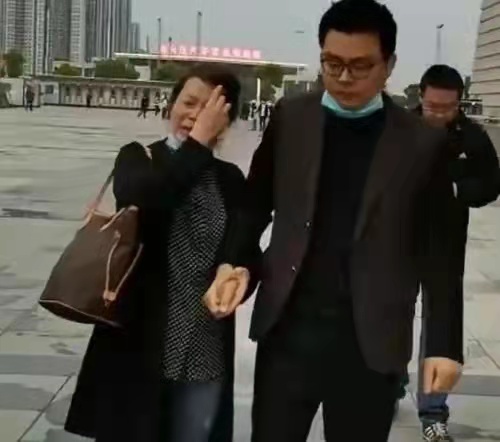 许敏|郭威知道自己不是被抛弃后，回家抱着儿子大哭：我妈来找我了