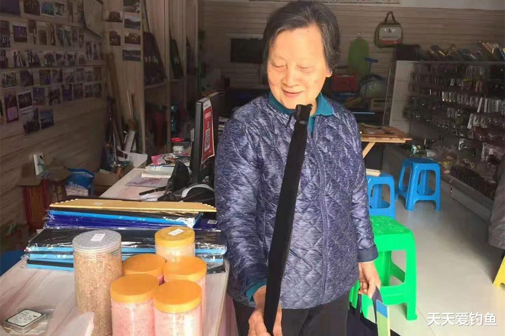 |南京钓鱼老大爷才是钓鱼人“典范”，要多恩正有多恩正，摆的一米