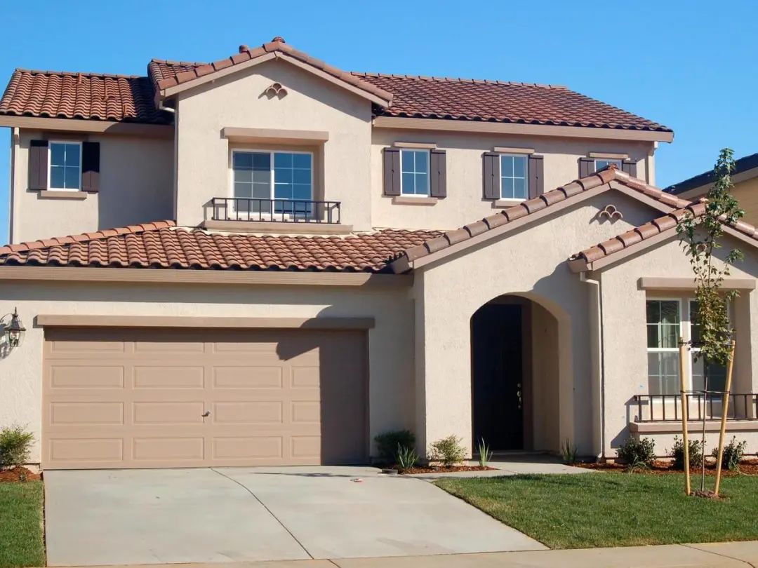 农村别再自己盖房了！如今流行让工厂做，做好一装就是别墅，真牛