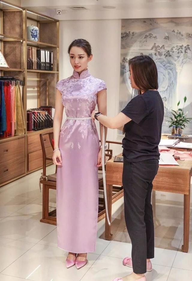 好物官|朗朗老婆“蜜蜂腰”只有55cm, 芭比身材靠摇呼啦圈，难怪从不节食