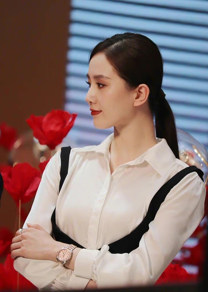 时尚风行派|刘诗诗白衬衣造型赢过了巩俐!紧身吊带里穿白衬衣,这个造型爆火