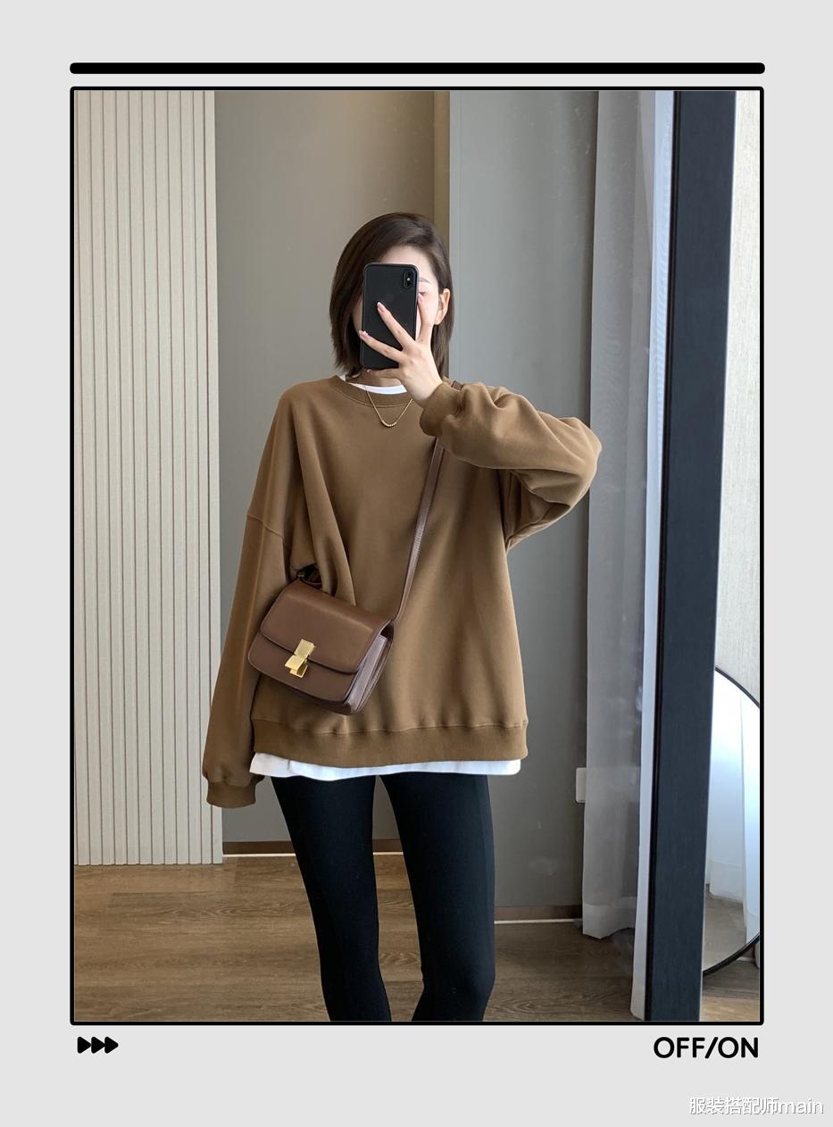 服装搭配师main|早秋最慵懒舒适的时髦套路=卫衣+裤子,温暖又有女人味