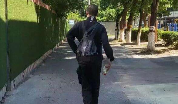 韦东奕|左手馒头右手水，成功出圈走红的他，又被嘲讽买不起房？