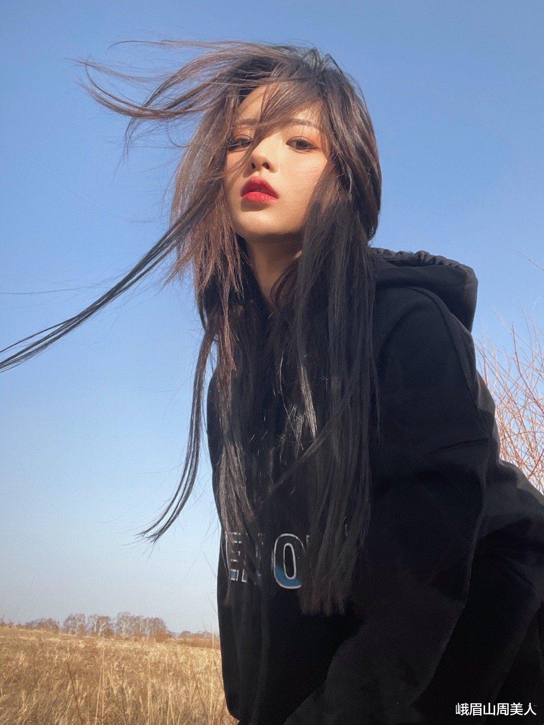 杨超越|被杨超越最新写真美到了，穿水手“制服”配白丝袜，清纯感满满
