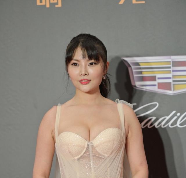 徐冬冬|徐冬冬气质比身材更迷人，刺绣纱裙温柔甜美