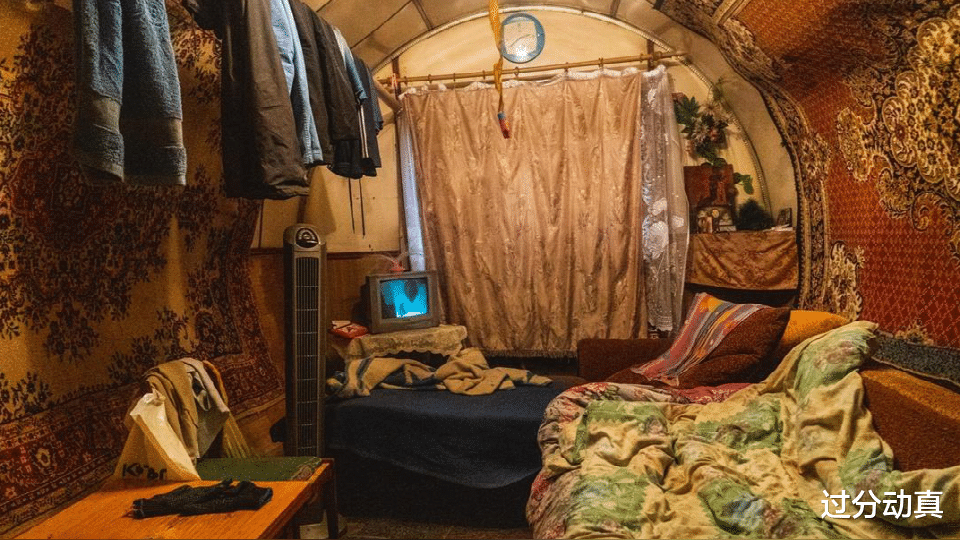 俄羅斯老婦在鐵桶裡生活35年，沒水沒電沒暖氣，稱住這比養老院強-圖6