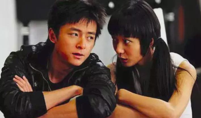 徐丰溪|娱乐圈真实一幕,五六人围黄轩做造型,旁边朱雨辰独站眼神落寞