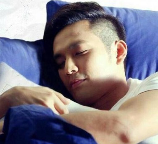 张艺兴|这些男明星们的妖娆睡姿，看到张艺兴这睡姿着实有些心疼啊