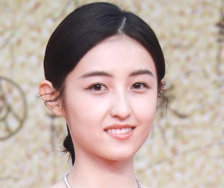 金鸡奖|金鸡奖闭幕式红毯大看点：刘浩存甜美，张小斐靓丽，宁静最性感