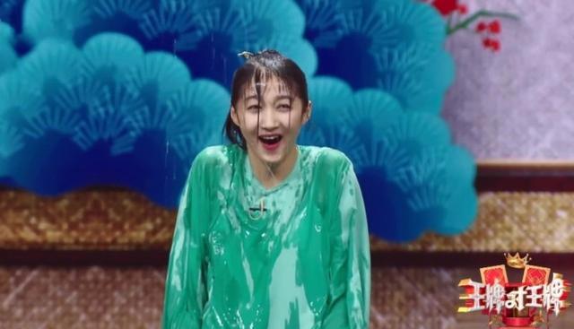 黄一飞|关晓彤被沈腾坑，生理期还接受淋雨惩罚，她的救场手势尽显心酸