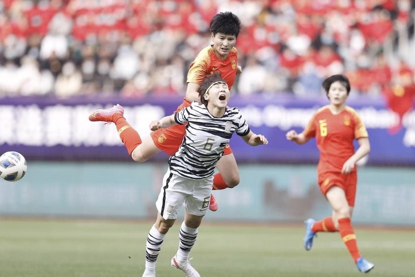 中国女足|罕见崩盘！中国女足半场0-2韩国，不进球将出局，名记：反常现象