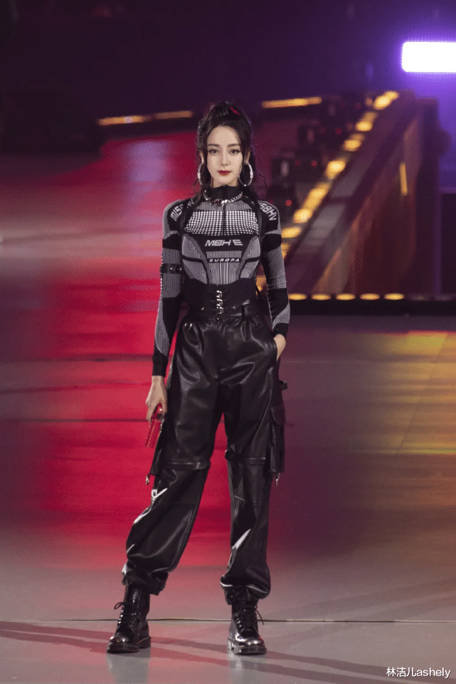林洁儿ashely|扒完女明星的穿搭，工装风在2021初秋竟然最受宠，分分钟帅翻你