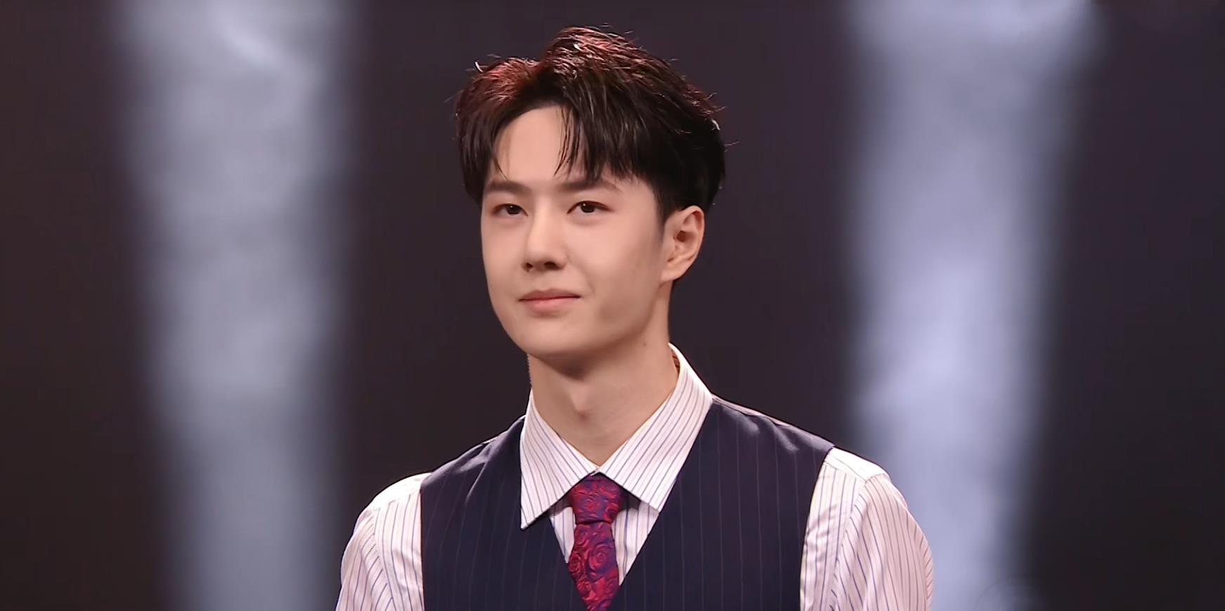 王一博|王一博参加顶尖舞者之夜，除了自己拿奖，还给李茉晗王崇墨颁奖