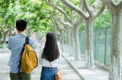 南昌19岁女大学生失恋后跳楼自杀，父母向男友索赔86万，法院判了