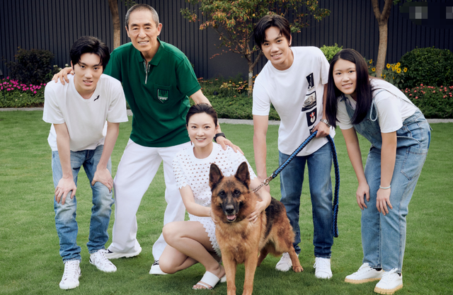 张艺谋|张艺谋和老婆为15岁女儿庆生！亲密搭肩一脸笑容，40岁陈婷显年轻