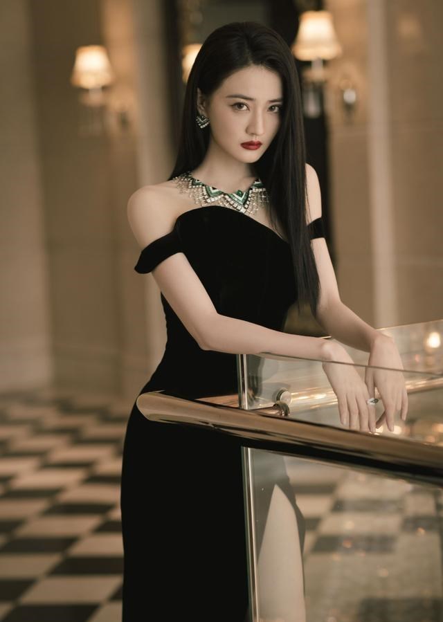 礼服 徐璐穿黑色镂空礼服真飒，身材堪比超模！红唇妆容复古高级