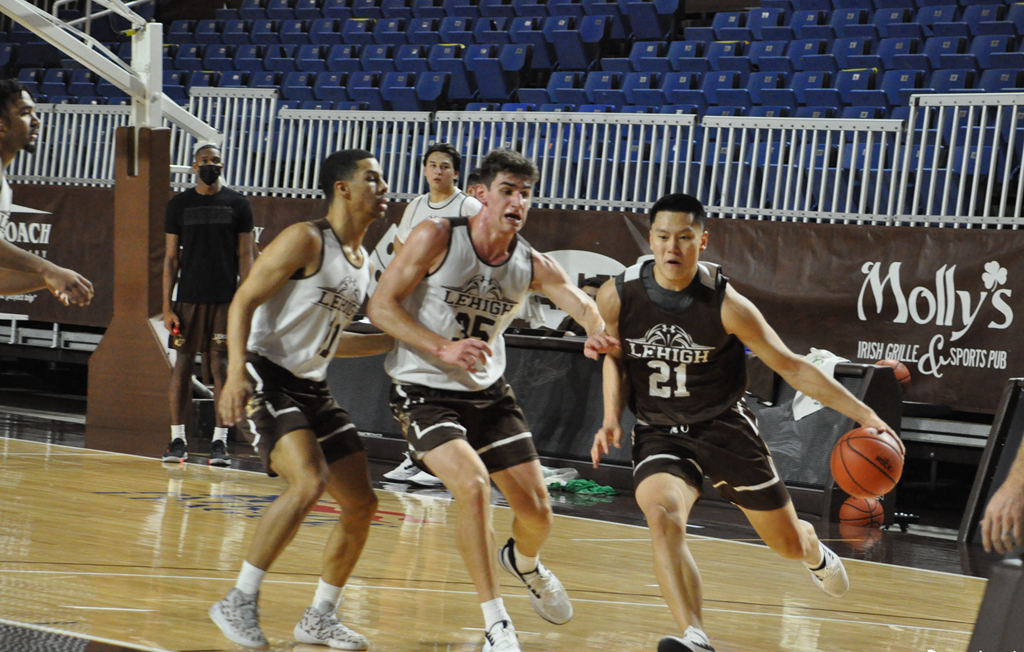 上海男篮|男篮天才回到CBA！体重105公斤对抗能力超周琦，外号国产“锡安”