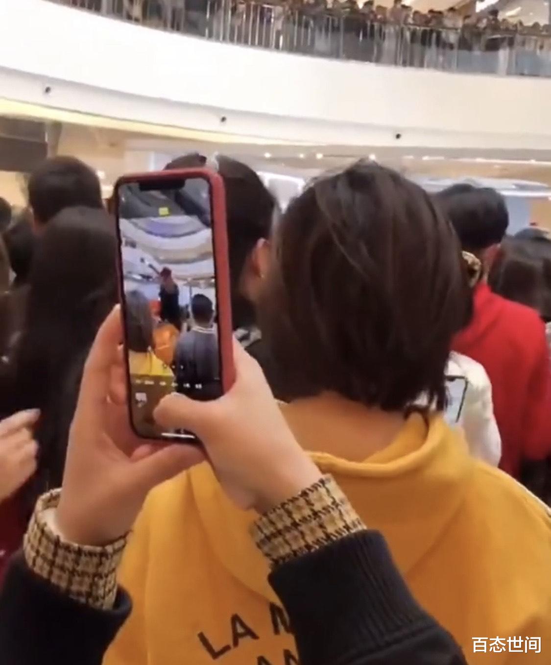 百态世间 郑州一女子为看赵丽颖雇跑腿小哥肩扛自己，人山人海中脱颖而出