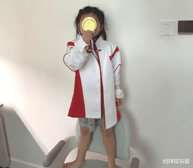 英皇|霍启刚携儿女为中国奥运健儿加油，女儿站国旗下举着妈妈金牌卖萌