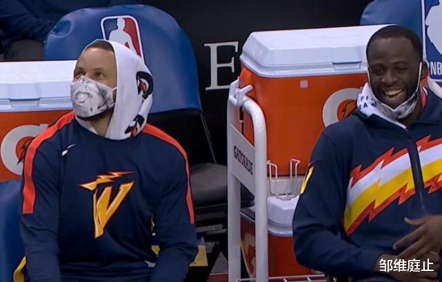 斯蒂芬·库里|30分！库里将比尔甩开，替补席和格林跳舞庆祝！赛后再谈科比女儿