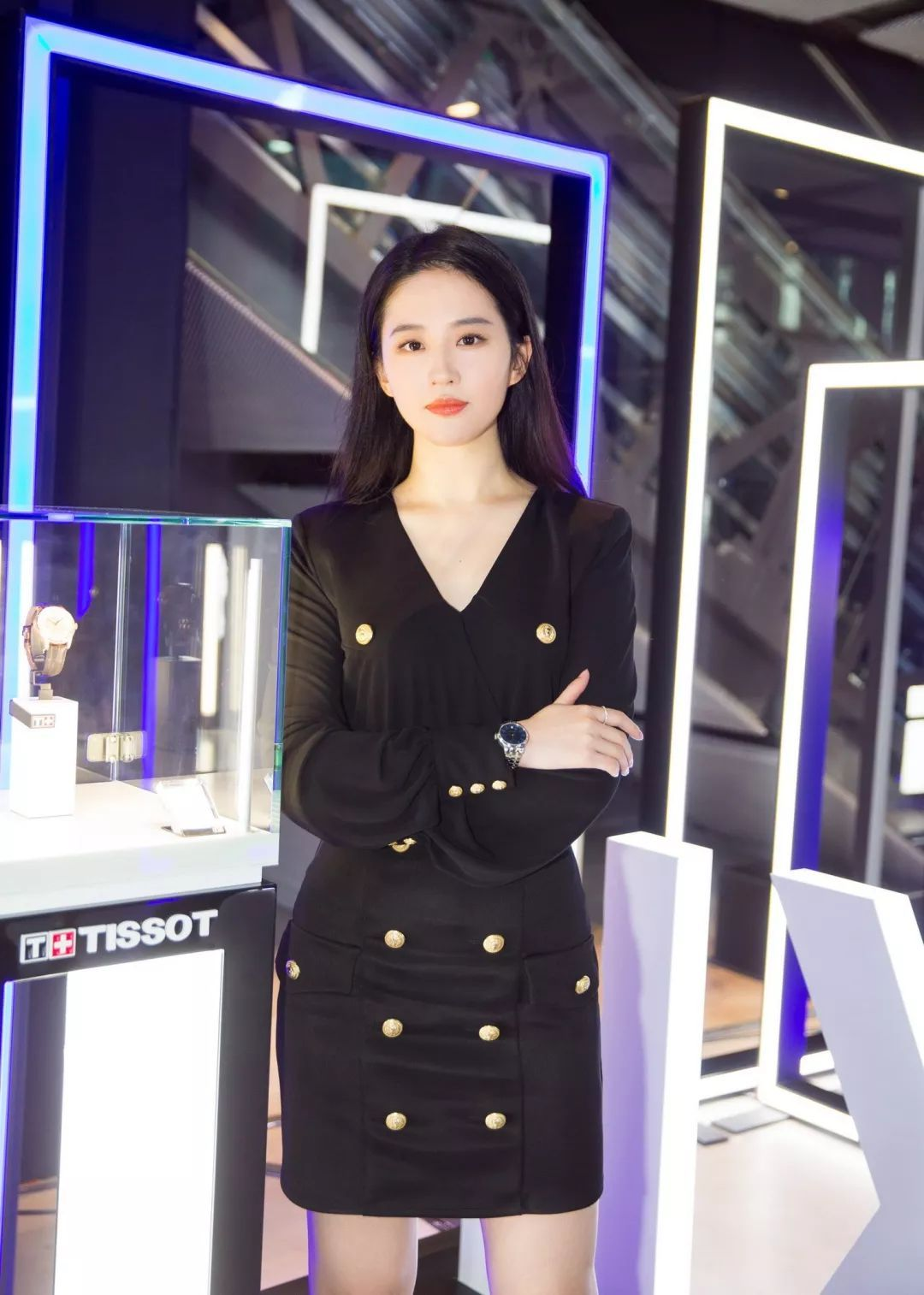 何有强|刘亦菲这颜值真无敌了，穿白色斜肩连衣裙优雅高贵，美得不可方物